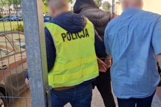 Atak na policjanta w dyskoncie w Lęborku! 27-latek włożył funkcjonariuszowi palec do oka