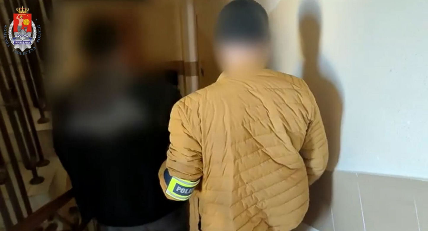  Pościg w centrum Warszawy. 26-latek wjechał w policjanta i wiózł go na masce. Funkcjonariusz ranny, zatrzymany miał narkotyki