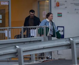 Olga Frycz wychodzi z dzieckiem ze szpitala