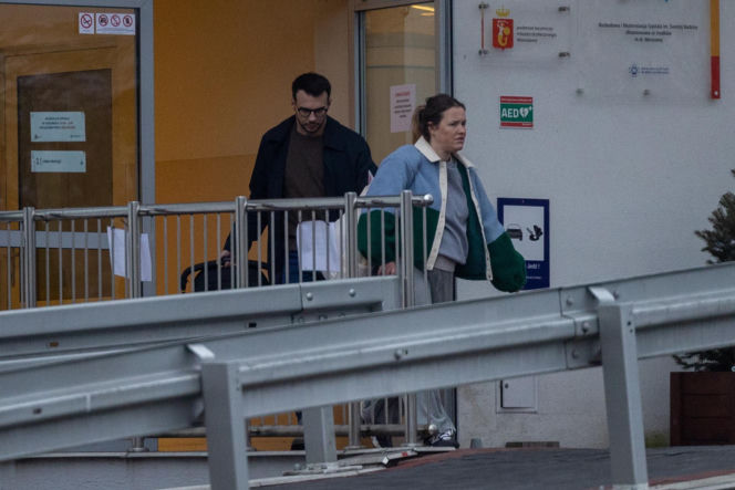 Olga Frycz wychodzi z dzieckiem ze szpitala