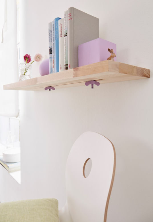 DIY z resztek drewna: półka z podpórkami do książek