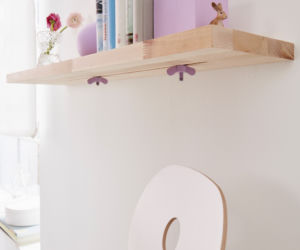 DIY z resztek drewna: półka z podpórkami do książek