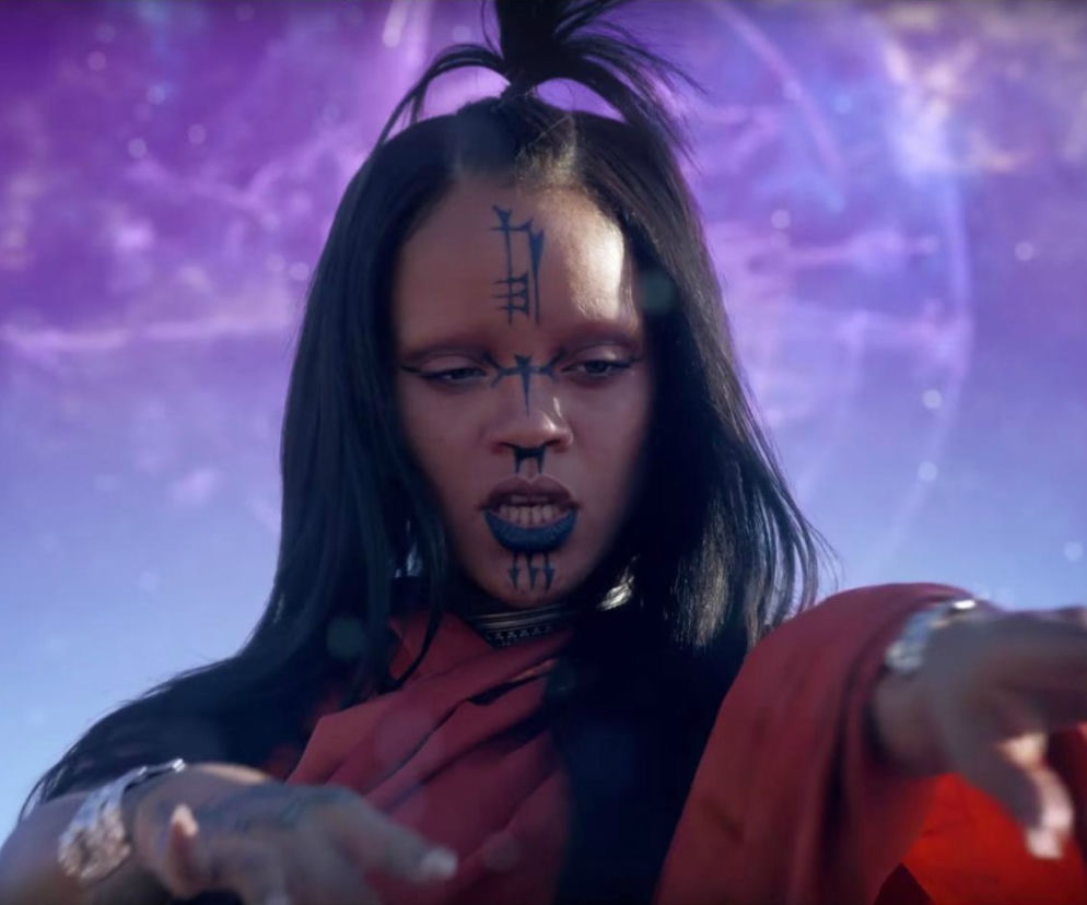 screen z teledysku Rihanna - Sledgehammer