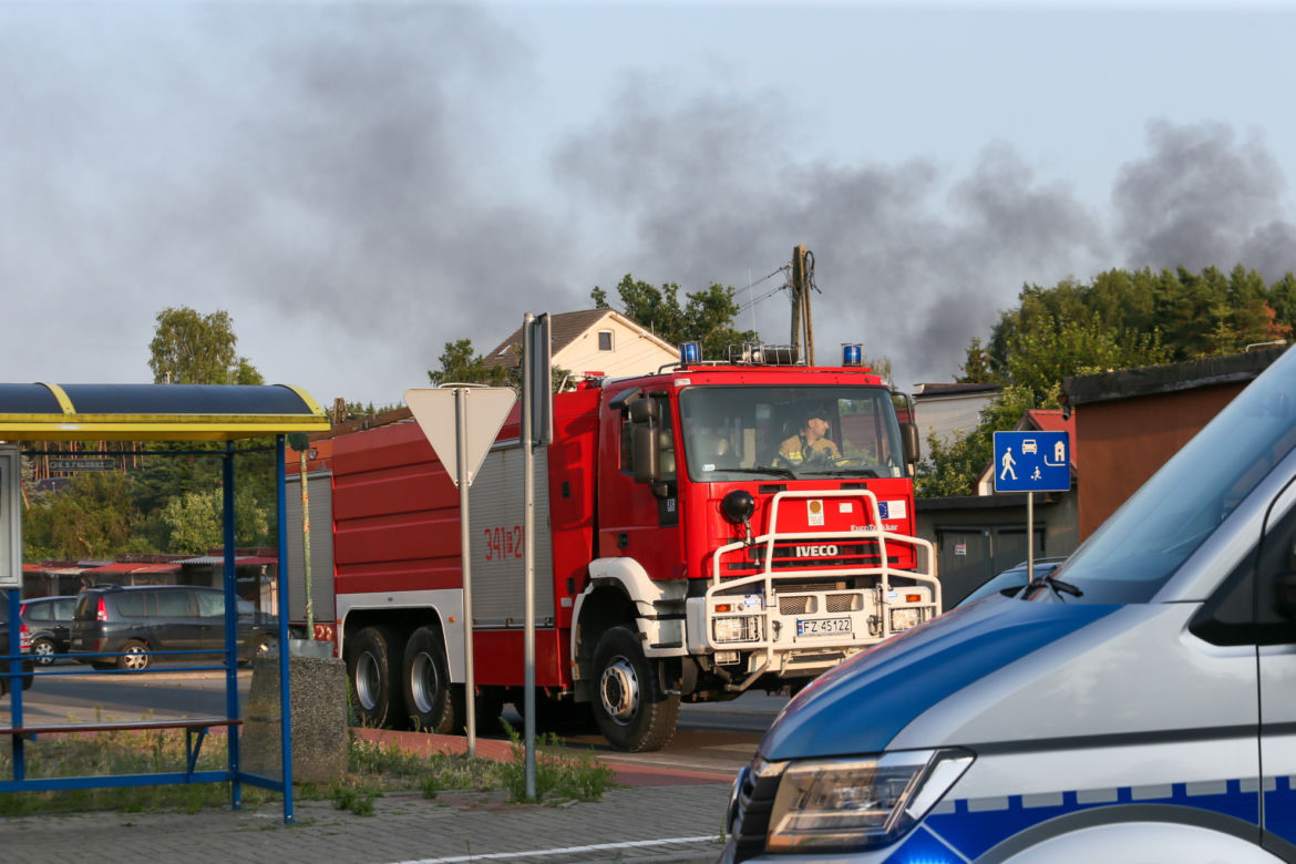 Pożar hali pod Zieloną Górą. Ewakuacja mieszkańców