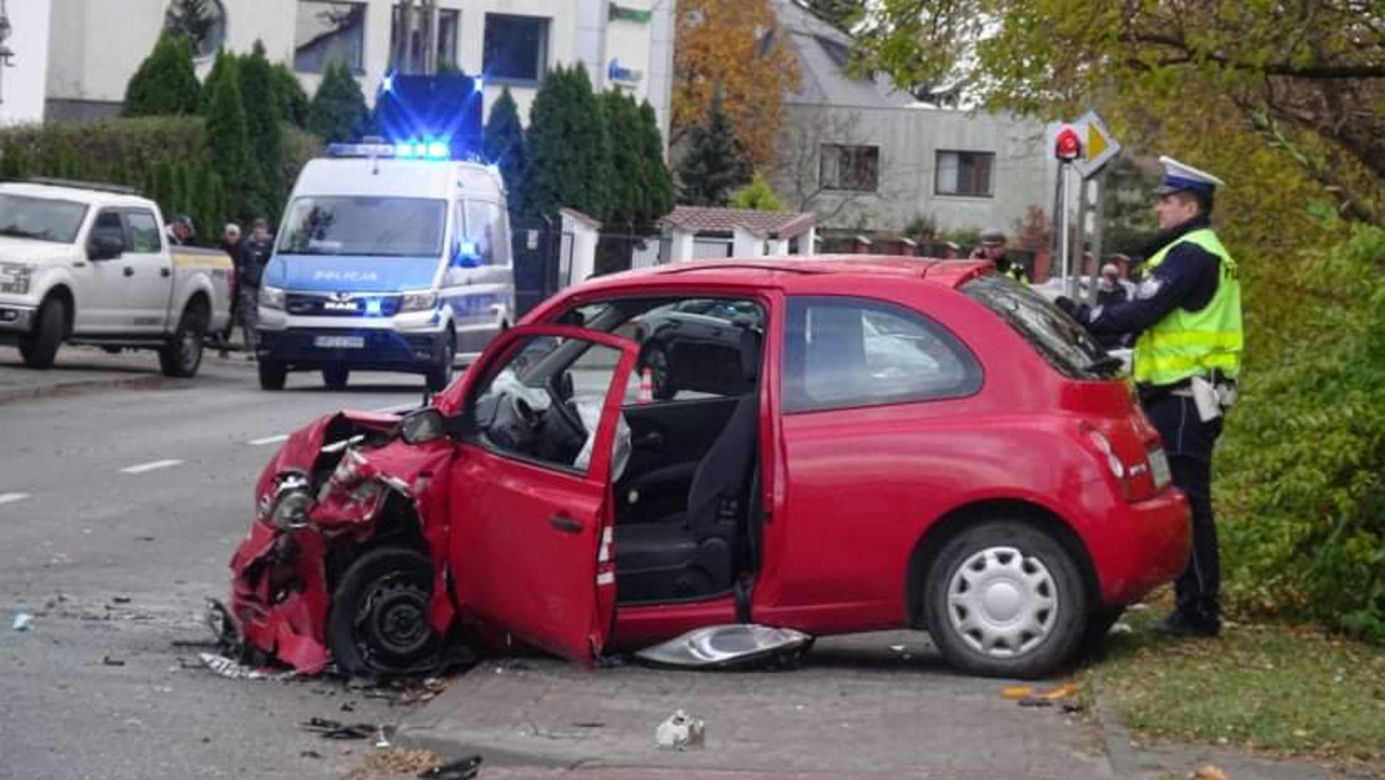 Wypadek w Rembertowie, auta roztrzaskały się czołowo. Ratownicy reanimowali kierowcę