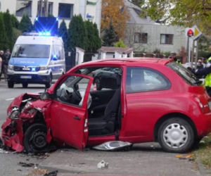 Wypadek w Rembertowie, auta roztrzaskały się czołowo. Ratownicy reanimowali kierowcę