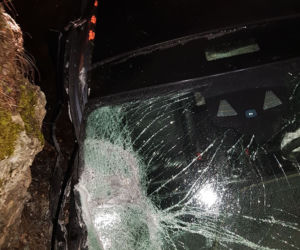 Przesadził z prędkością i roztrzaskał Mercedesa-AMG o skałę - ZDJĘCIA