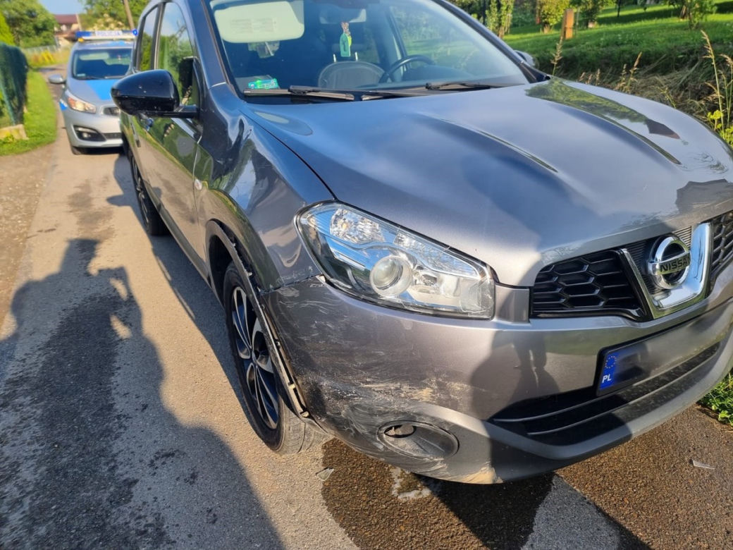 Ośmiolatek wjechał motorowerem w nissana. Miał dużo szczęścia! 