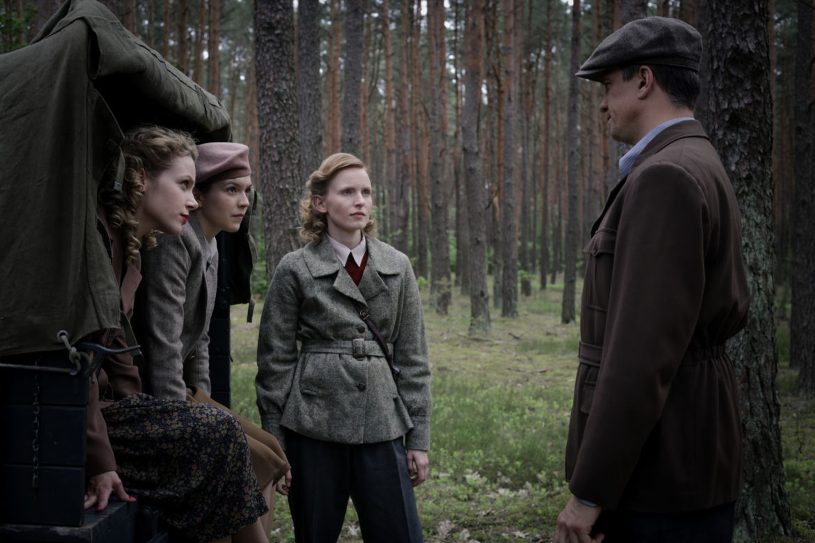 Wojenne dziewczyny 5 sezon odc. 56. Magda (Karolina Rzepa), Witek (Michał Czernecki), Ewa (Vanessa Aleksander), Nitka (Maja Szopa)