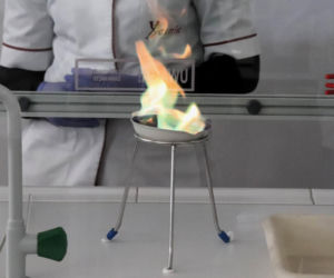 W Liceum Ogólnokształcącym w Górze otwarto nowoczesną pracownię chemiczną [ZDJĘCIA]