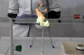 W Liceum Ogólnokształcącym w Górze otwarto nowoczesną pracownię chemiczną [ZDJĘCIA]