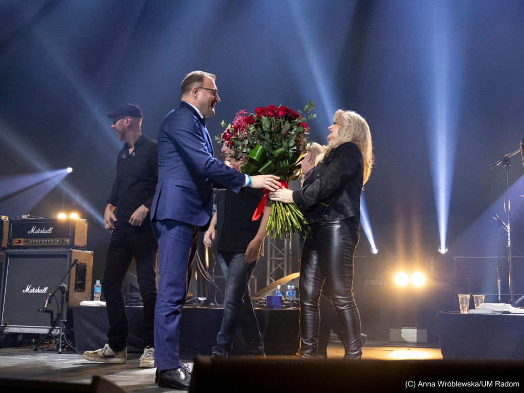 Brytyjska gwiazda muzyki pop rozgrzała serca fanów. Jej piosenki znają miliardy osób!