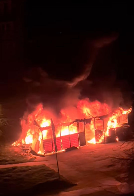 W Czeladzi grasował seryjny podpalacz. Spłonęło 11 wiat śmietnikowych. W sprawie zatrzymano 38-latka