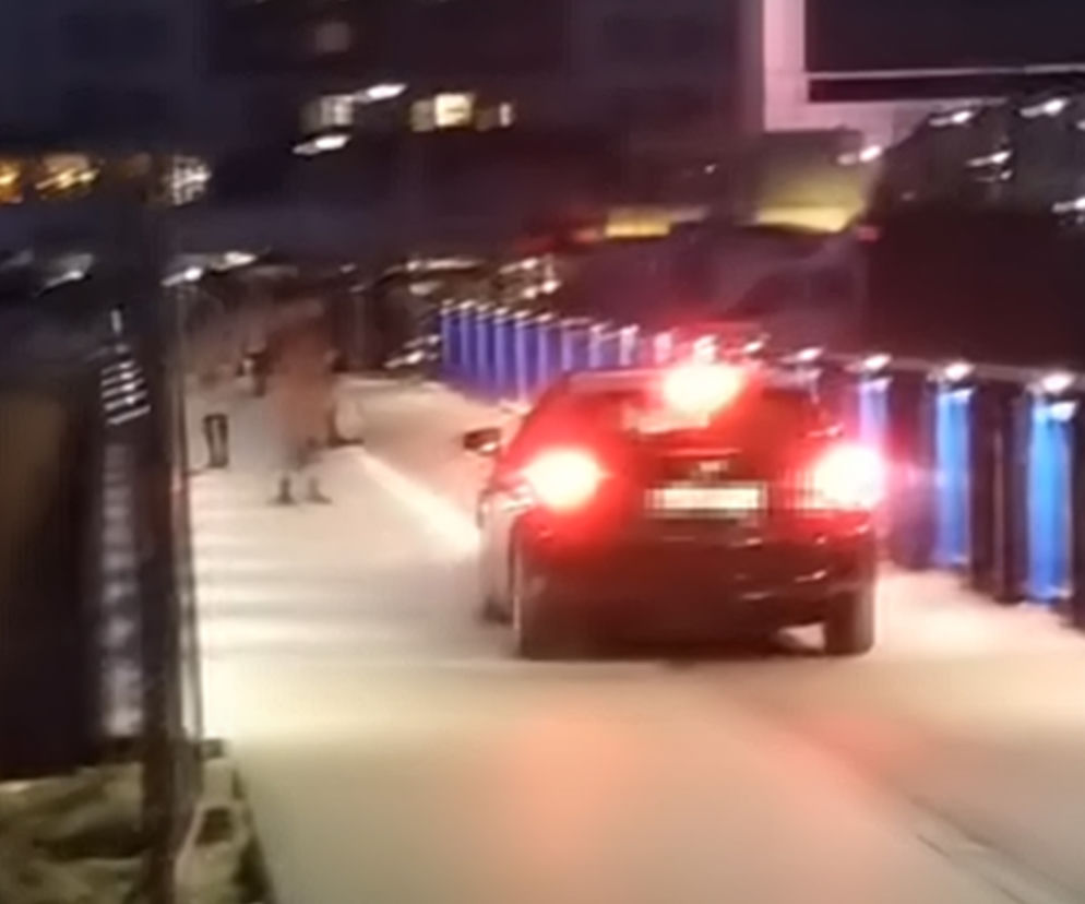 Wjechała Lexusem na kładkę w Tychach