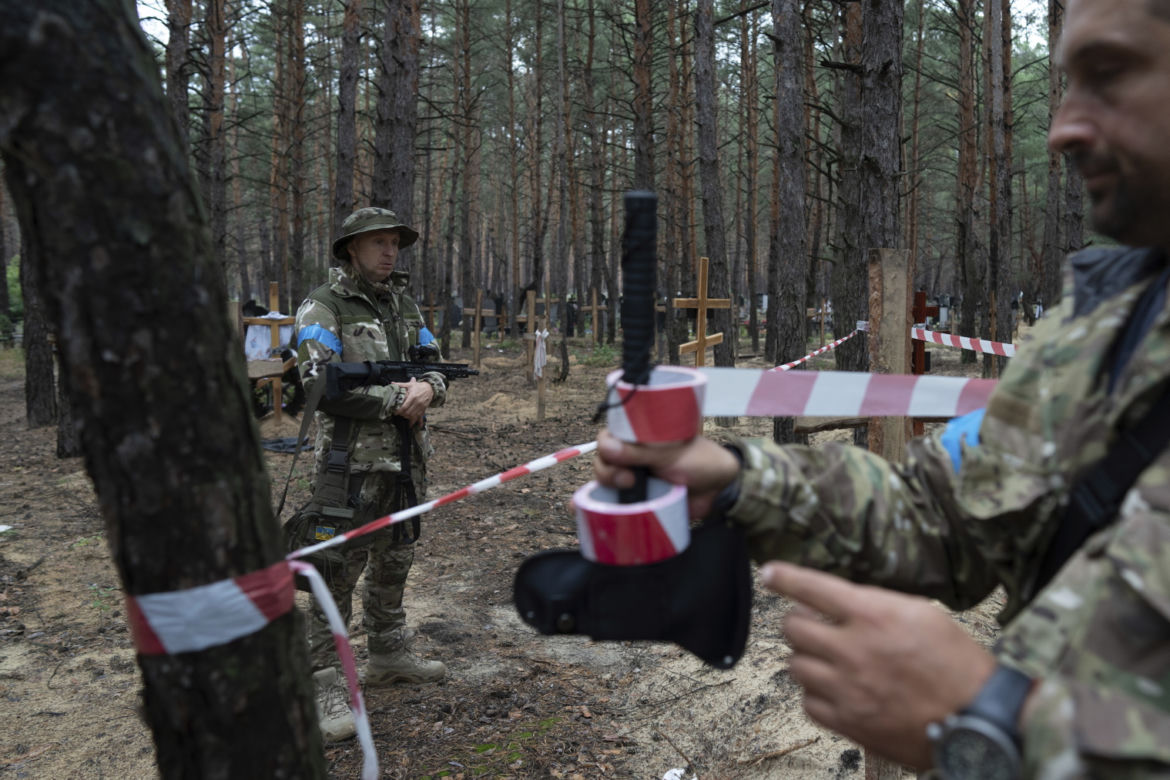 Ukraina. Ekshumacja masowych grobów w Izium
