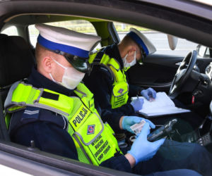 Policja kontrolowała czy toruńscy kierowcy respektują obowiązek noszenia maseczek