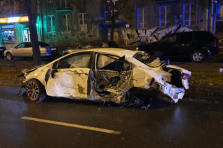 Toyota Corolla ZMASAKROWAŁA kilka aut! JEST WIDEO z wypadku na al. Niepodległości w Warszawie