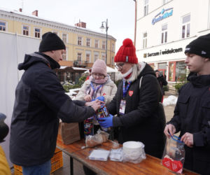 34. Finał WOŚP. Dziennikarze Radia ESKA rozgrzewają Tarnów pysznym żurkiem!