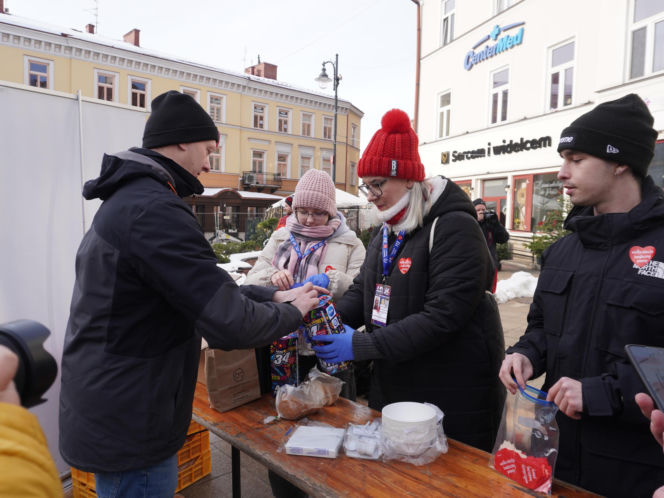 34. Finał WOŚP. Dziennikarze Radia ESKA rozgrzewają Tarnów pysznym żurkiem!