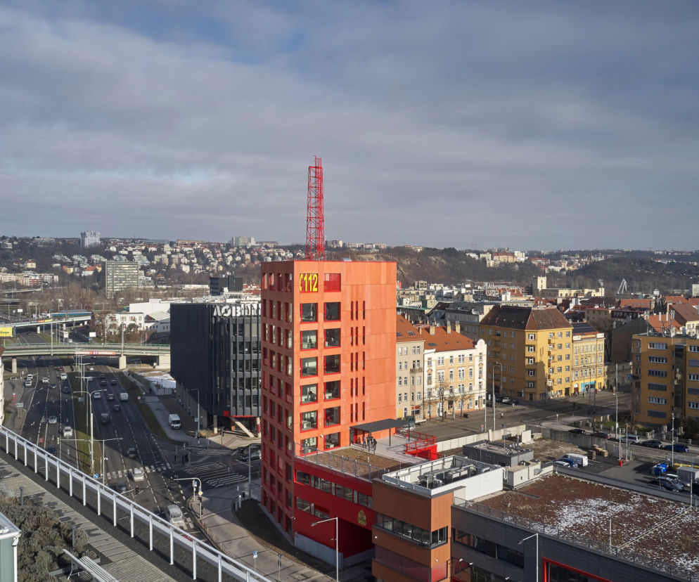Czerwona wieża straży pożarnej w Pradze przy ruchliwej ulicy. O nowej architekturze w Holešovicach pisze Architektura.