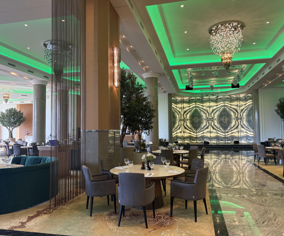 Luksusowe wnętrze restauracji w hotelu Gołębiewski w Pobierowie. O rozwoju obiektu przeczytasz na SE Szczecin.