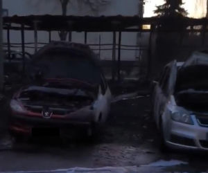 Nocny pożar wiaty śmietnikowej na ul. Osiedlowej - Spaliło się 5 aut