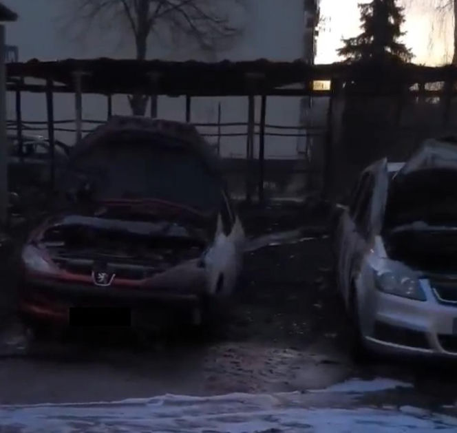 Nocny pożar wiaty śmietnikowej przy ul. Osiedlowej - Spaliło się 5 aut