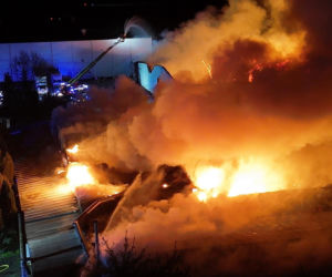 Gigantyczny pożar hal produkcyjnych w Bramkach. W akcji setki strażaków