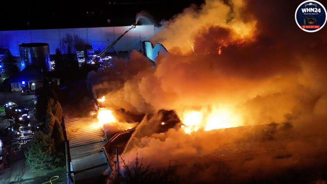 Gigantyczny pożar hal produkcyjnych w Bramkach. W akcji setki strażaków