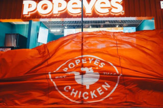 Tak jeszcze nikt nie karmił stolicy. Popeyes wjeżdża do Wars Sawa Junior: kanapka za free do 10:00, dla KAŻDEGO - bez limitu osób!