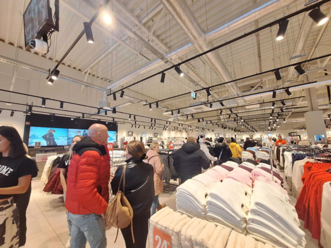 Na to czekały tysiące tarnogórzan. Park handlowy S1 w Tarnowskich Górach w końcu otwarty. Promocje i DJ rozkręcają to miejsce