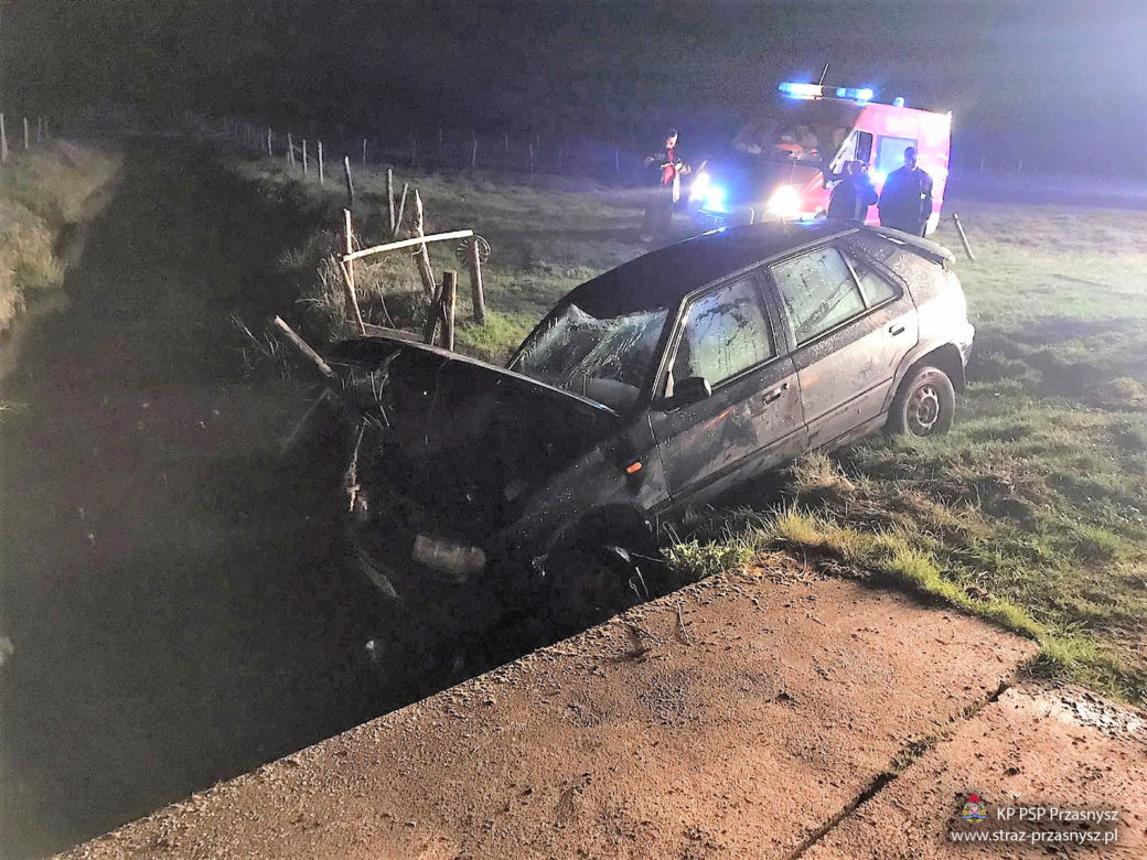 Przasnysz. Auto wpadło do wody, lądując na dachu! Kierowca uciekł [ZDJĘCIA]