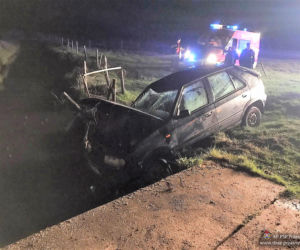 Przasnysz. Auto wpadło do wody, lądując na dachu! Kierowca uciekł [ZDJĘCIA]