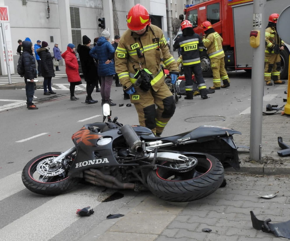 Koszmarny wypadek na ul. Białostockiej w Warszawie. Motocyklista trafił do szpitala