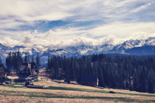 To jedna z najpiękniejszych wsi w Małopolsce. Jest ozdobą Tatr, a jej historia wiąże się z Neapolem