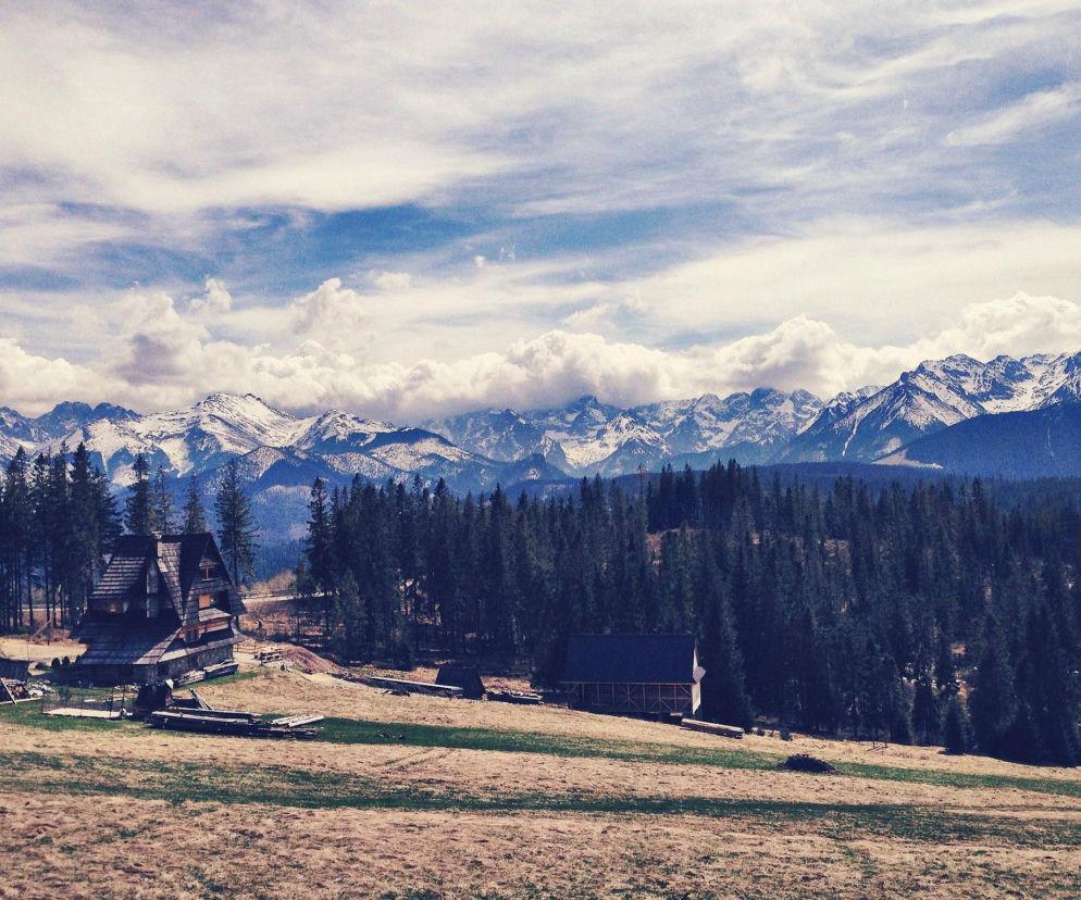 To jedna z najpiękniejszych wsi w Małopolsce. Jest ozdobą Tatr, a jej historia wiąże się z Neapolem