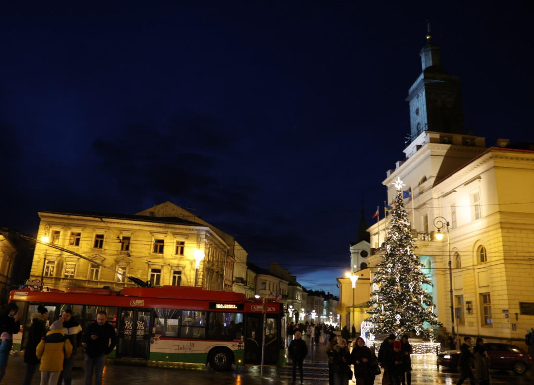 Drugi dzień świąt w centrum Lublina. Deszczowa pogoda nie odstraszyła spacerowiczów!