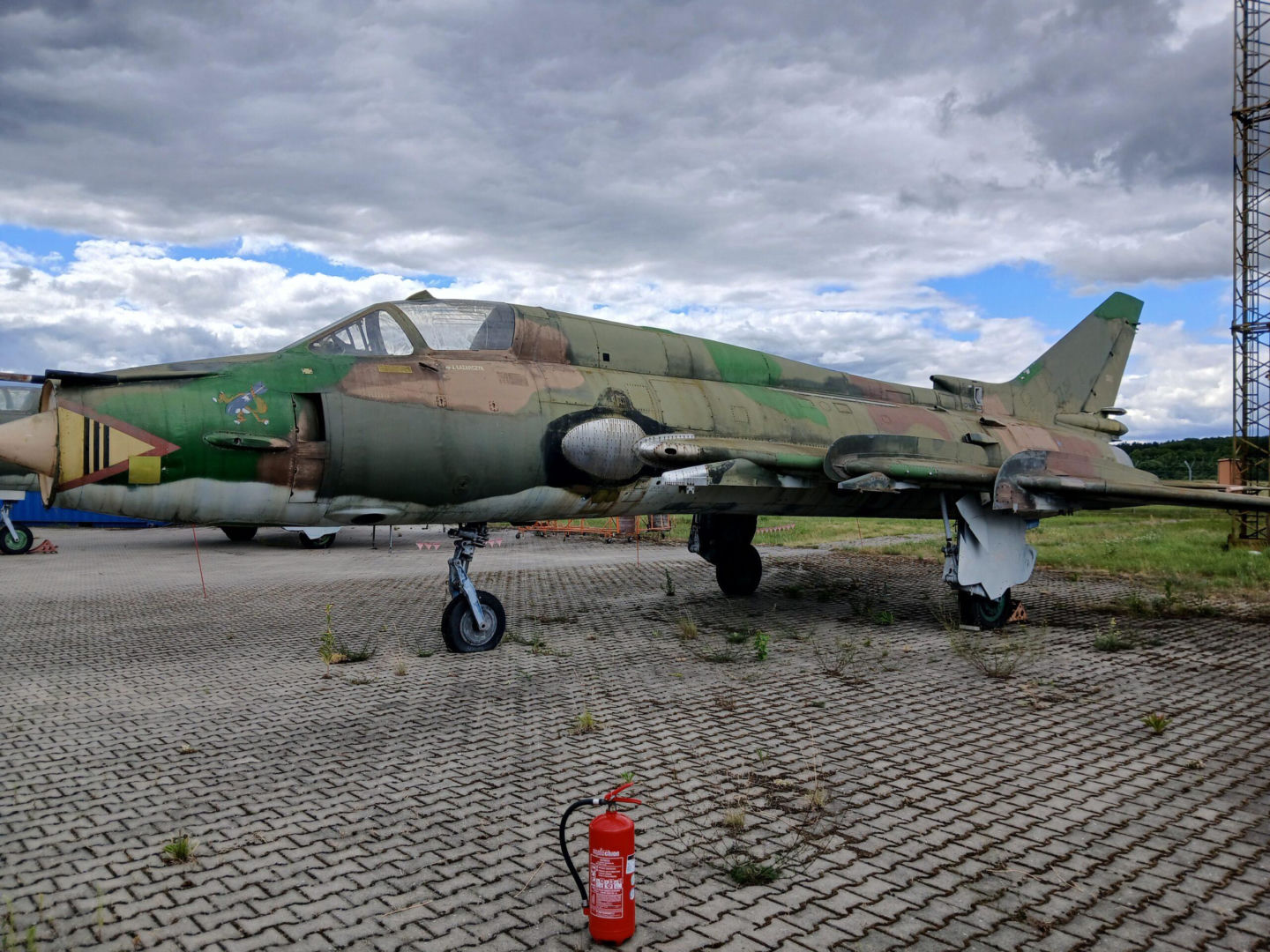 Wojskowe Zakłady Lotnicze sprzedają Su-22. Samolot szturmowy można kupić za cenę auta