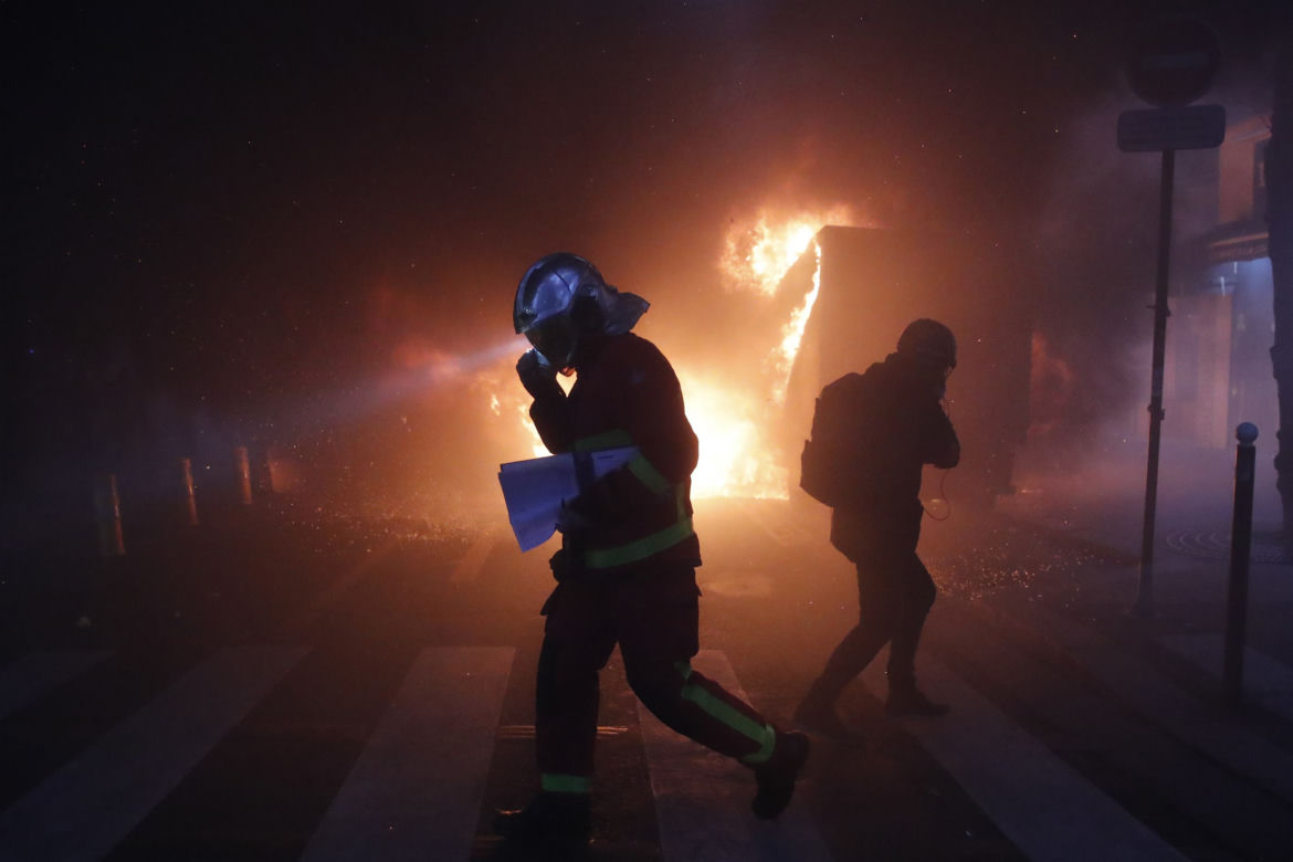 Francja płonie! Wielki atak na policję, dziesiątki rannych