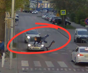 Dwie nastolatki na jednej hulajnodze uderzyły w auto