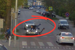 Dwie nastolatki na jednej hulajnodze uderzyły w auto