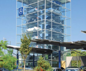Parking automatyczny - gigantyczna przeszklona witryna salonu samochodowego Audi
