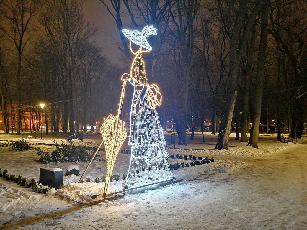 W siedleckim parku miejskim można spotkać m.in. podświetloną postać Księżnej Aleksandry Ogińskiej