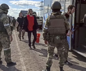 Ukraińscy żołnierze ewakuowani z zakładów Azowstal