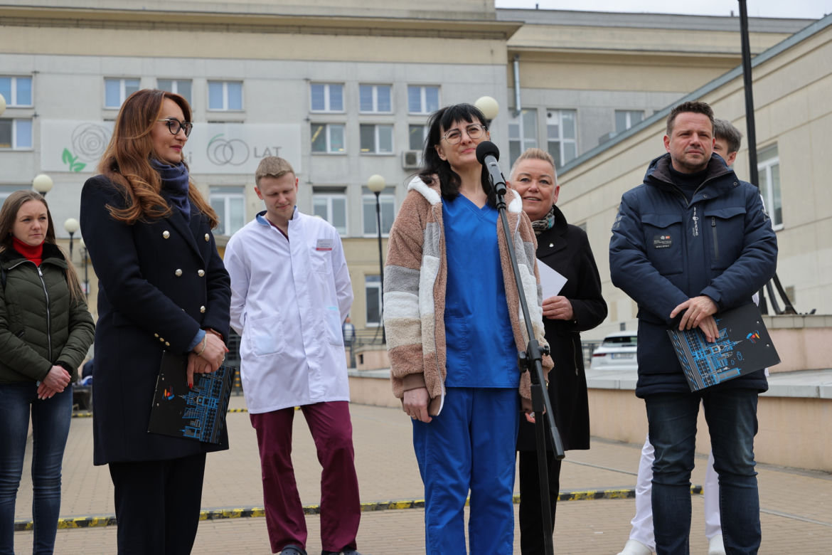Warszawa zatrudnia medyków z Ukrainy. Konferencja Rafała Trzaskowskiego pod Szpitalem Bielańskim.