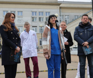 Warszawa zatrudnia medyków z Ukrainy. Konferencja Rafała Trzaskowskiego pod Szpitalem Bielańskim.