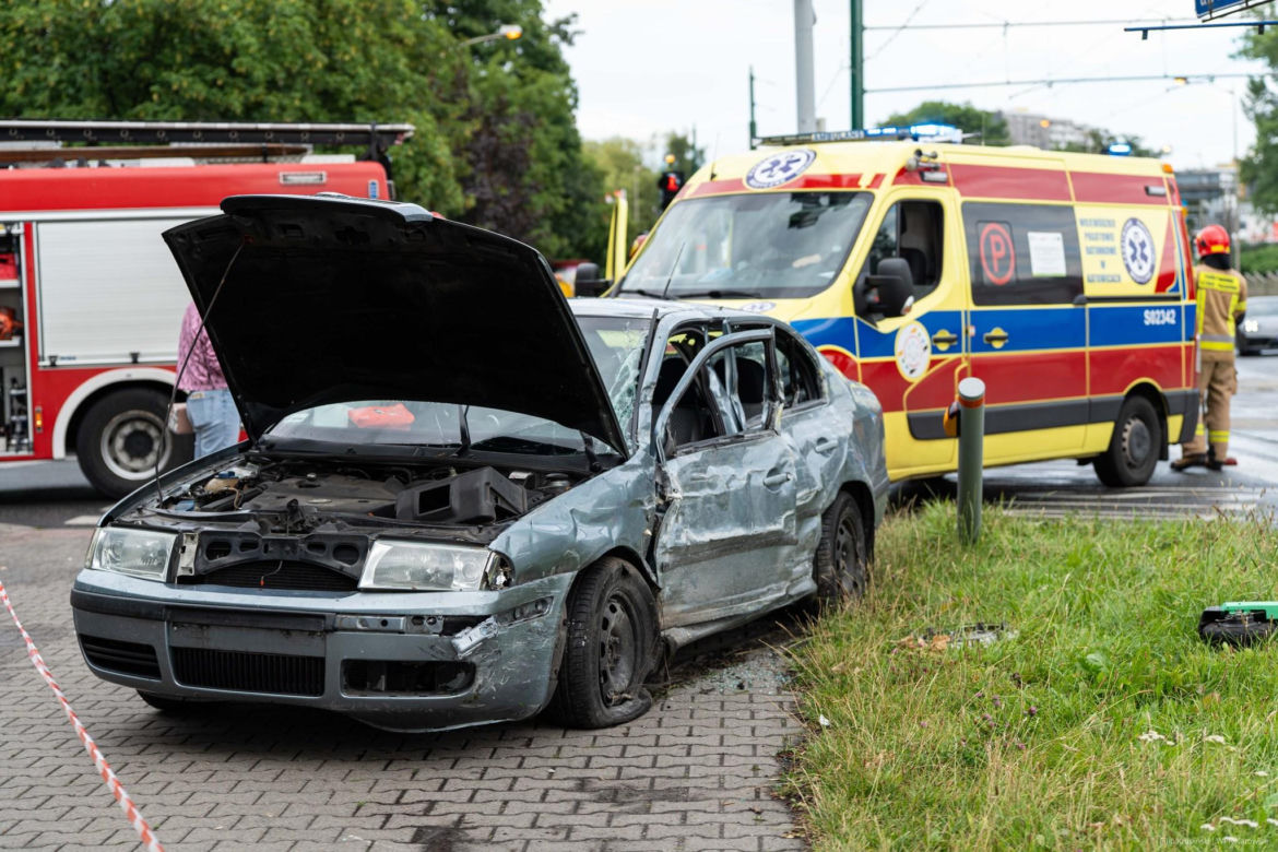 Wypadek osobówki i autobusu w Chorzowie