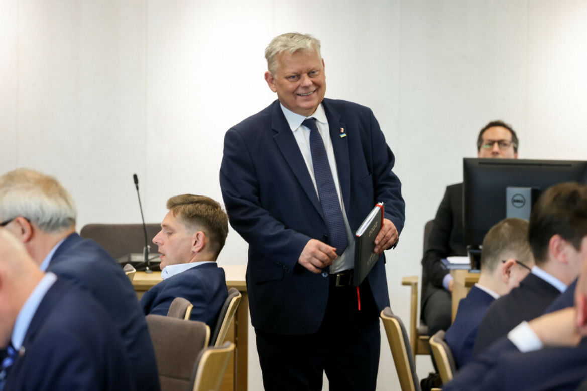 Poseł Bartosz Kownacki śpi w czasie posiedzenia komisji sejmowej