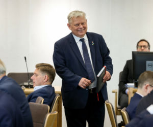 Poseł Bartosz Kownacki śpi w czasie posiedzenia komisji sejmowej