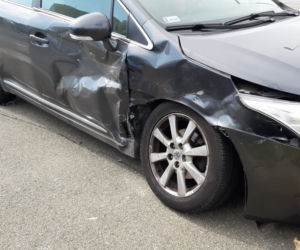 Roztrzaskany radiowóz na Ursynowie. Policjanci uderzyli w osobówkę